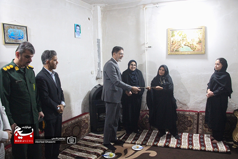 دیدار مسئولان دشتستان با خانواده شهید علی حیدری به مناسبت هفته دفاع مقدس
