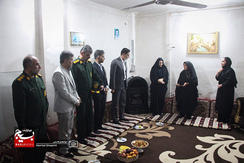 دیدار مسئولان دشتستان با خانواده شهید علی حیدری به مناسبت هفته دفاع مقدس