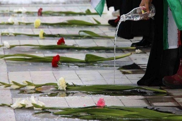 غبارروبی مزار شهدا در رامهرمز؛ تجدید پیمان با آرمان‌های دفاع مقدس