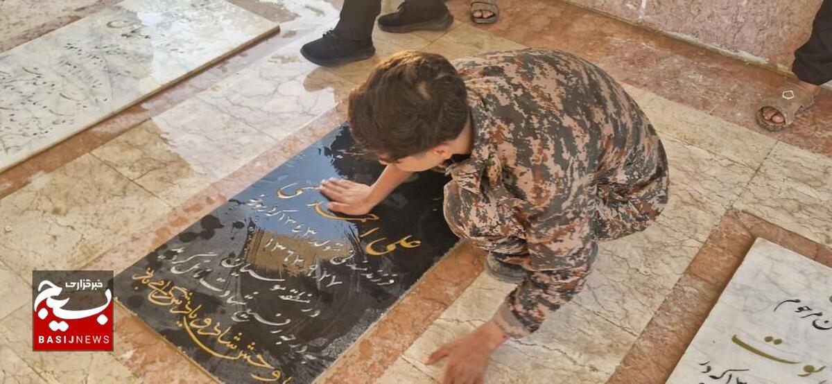 عطرافشانی قبور مطهر شهدای روستای بنه گز در آستانه هفته دفاع مقدس