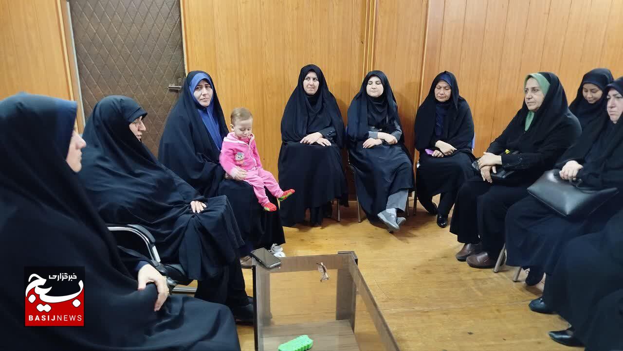 بازدید اعضای کمیته زنان و دفاع مقدس استان گیلان از موزه دفاع مقدس رشت همراه با روایتگری ایثار و مقاومت بازدید اعضای کمیته زنان و دفاع مقدس استان گیلان از موزه دفاع مقدس رشت همراه با روایتگری ایثار و مقاومت
