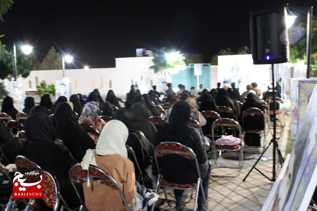 مراسم «شبی با عاشقان» در جوار شهدای گمنام شریفآباد برگزار شد مراسم «شبی با عاشقان» در جوار شهدای گمنام شریفآباد برگزار شد