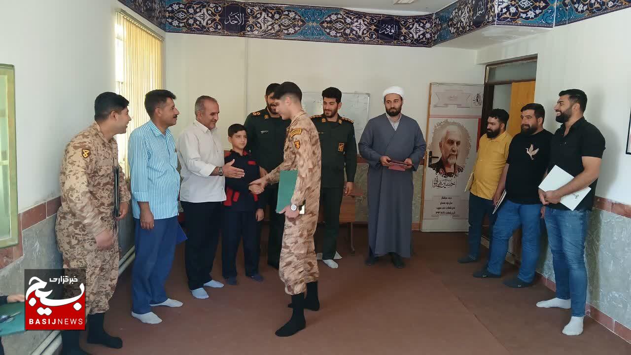 تجلیل از سربازان و بسیجیان نمونه در حوزه مقاومت حضرت امیر(ع) سپاه ناحیه عشایری