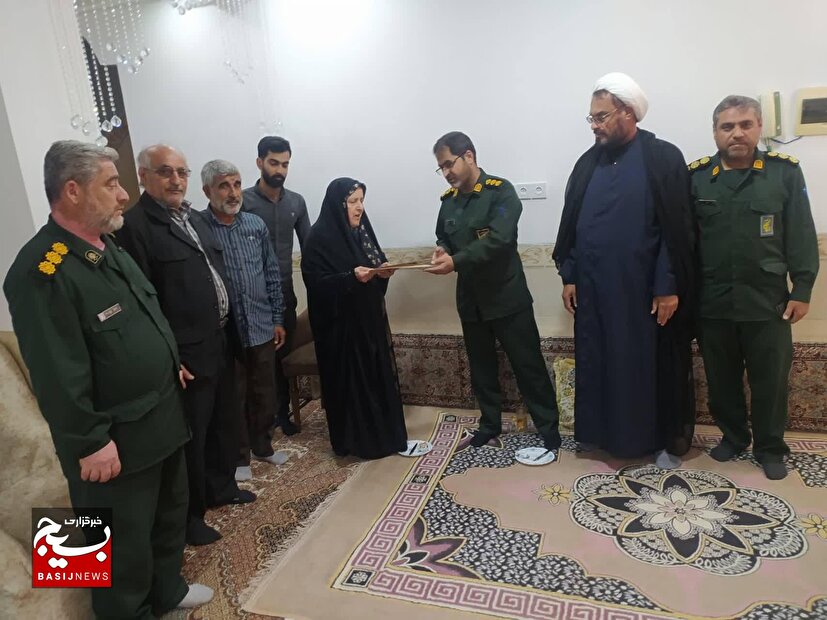 دیدار کارکنان سپاه تنگستان با خانواده شهیددانش آموز حمید انبارکی