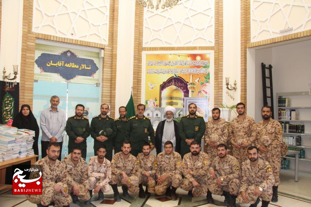 بازدید فرماندهی، جمعی از سبزپوشان و سربازان ناحیه بسیج گناباد، از کتابخانه آستان قدس رضوی