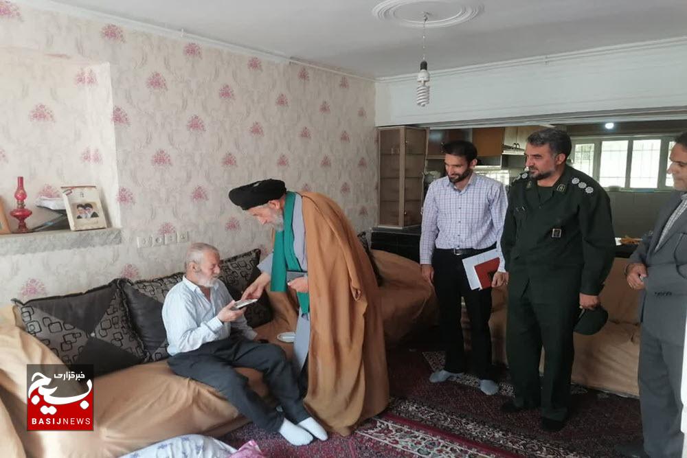 دیدار مسئول بسیج کارگران و کارخانجات استان همدان با خانواده شهید زهره‌وند