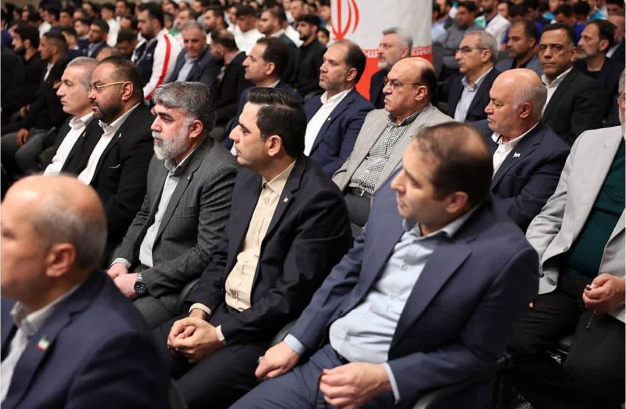 رهبر معظم انقلاب: «احترام به پرچم، سجده و دعای ورزشکاران پیروز» نماد ملت ایران هستند + تصاویر رهبر معظم انقلاب: «احترام به پرچم، سجده و دعای ورزشکاران پیروز» نماد ملت ایران هستند + تصاویر