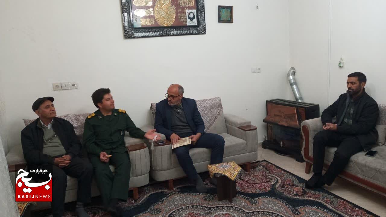 تجلیل از مقام والای شهدا در دیدار مسئولان استان با خانواده معظم شهید رضوی به مناسبت هفته بسیج