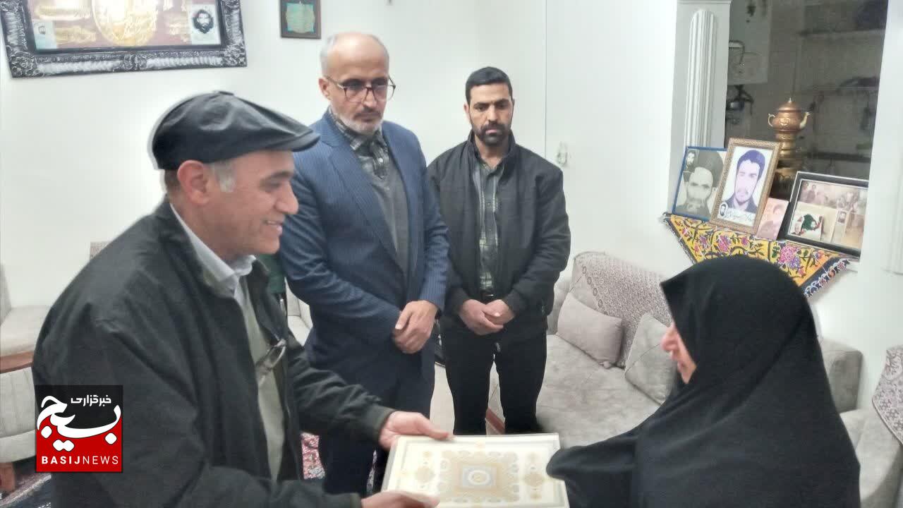 تجلیل از مقام والای شهدا در دیدار مسئولان استان با خانواده معظم شهید رضوی به مناسبت هفته بسیج