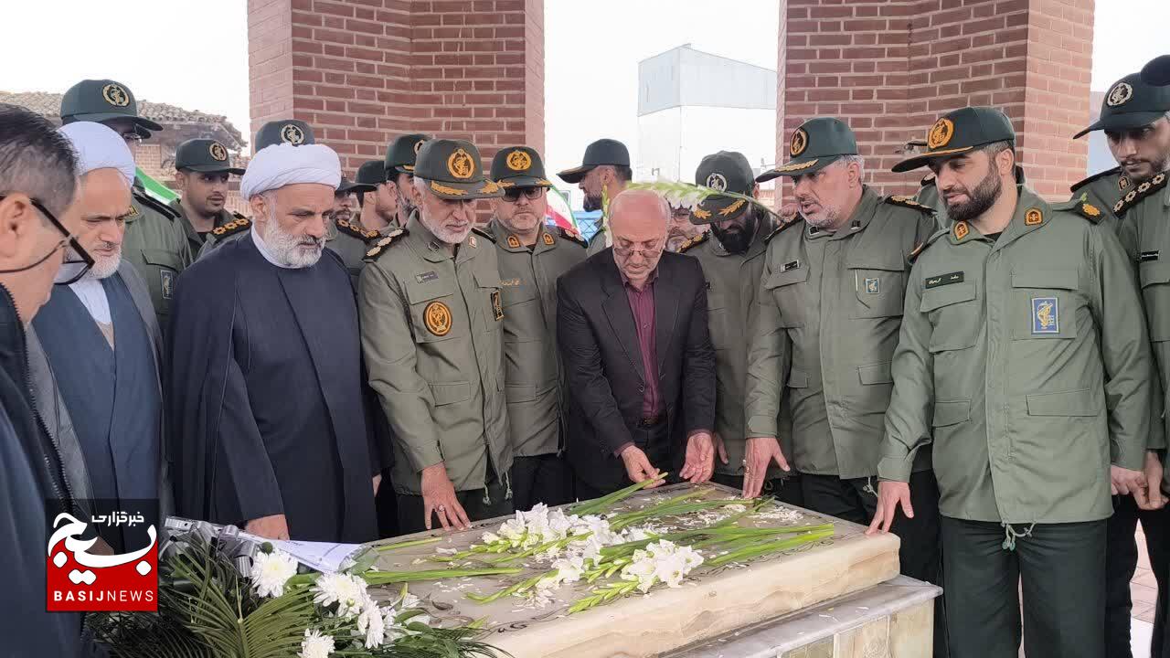 ادای احترام  به مقام روحانی شهید میرزاکوچک خان جنگی در رشت