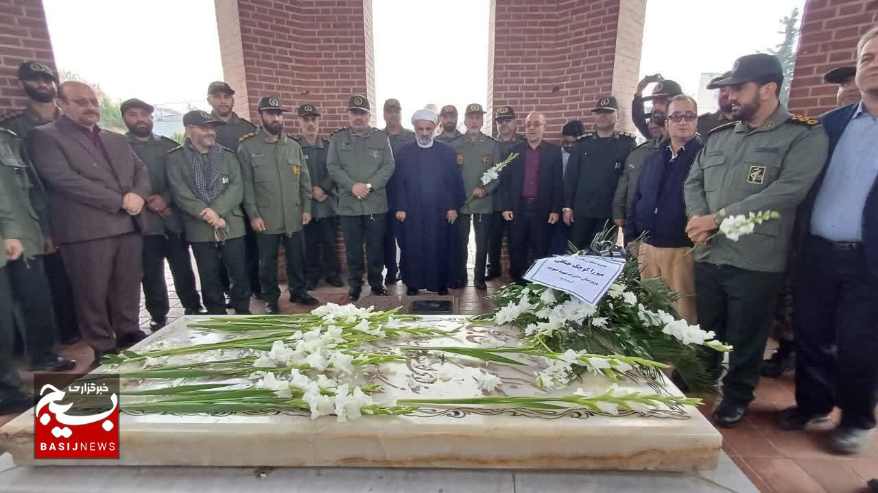 ادای احترام  به مقام روحانی شهید میرزاکوچک خان جنگی در رشت