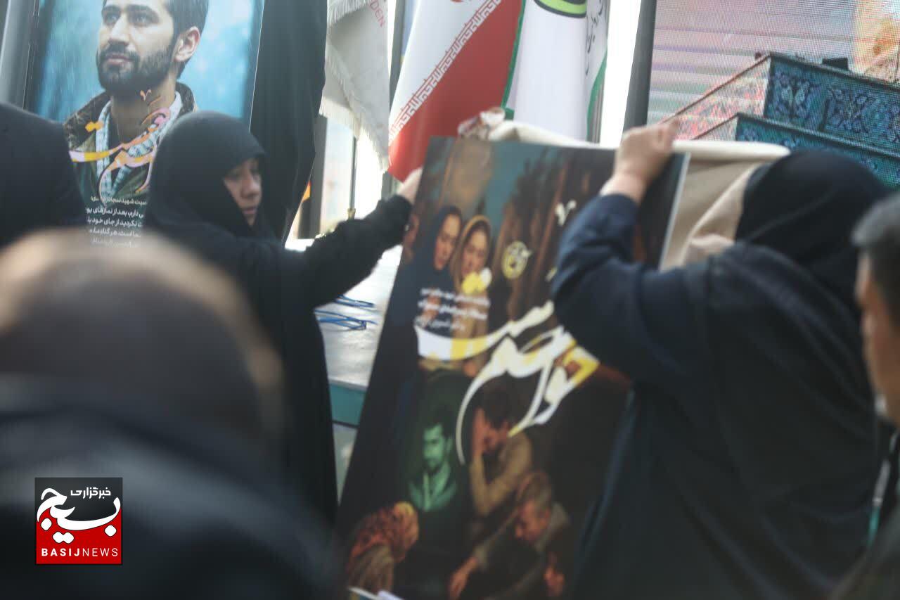 آیین گرامیداشت روز تکریم مادران و همسران شهدا و رونمایی از کتاب «حواسم هست» با حضور مادر شهید مدافع حرم «سجاد زبرجدی»