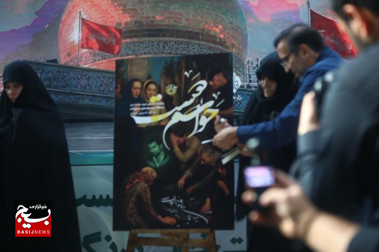 آیین گرامیداشت روز تکریم مادران و همسران شهدا و رونمایی از کتاب «حواسم هست» با حضور مادر شهید مدافع حرم «سجاد زبرجدی»