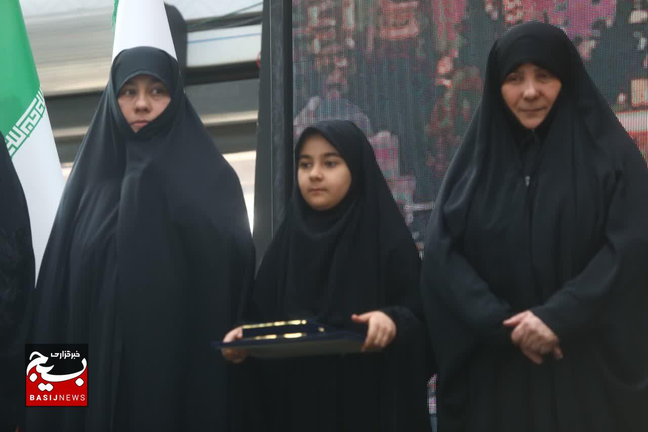 آیین گرامیداشت روز تکریم مادران و همسران شهدا و رونمایی از کتاب «حواسم هست» با حضور مادر شهید مدافع حرم «سجاد زبرجدی»