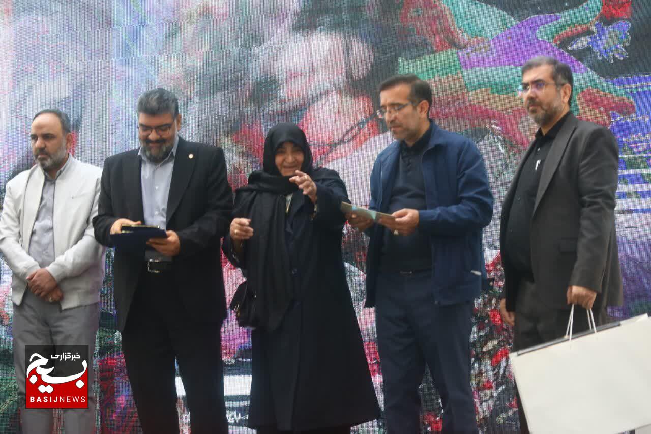 آیین گرامیداشت روز تکریم مادران و همسران شهدا و رونمایی از کتاب «حواسم هست» با حضور مادر شهید مدافع حرم «سجاد زبرجدی»