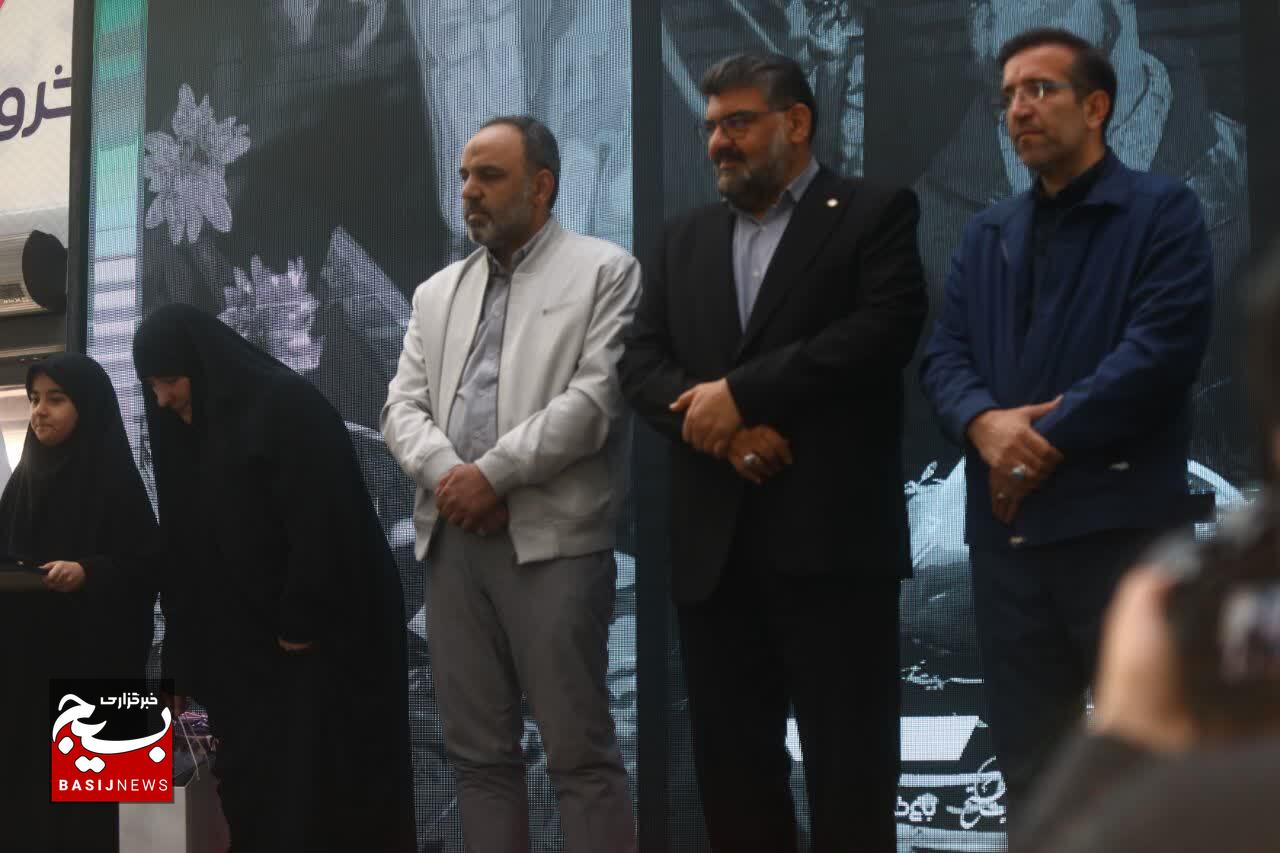 آیین گرامیداشت روز تکریم مادران و همسران شهدا و رونمایی از کتاب «حواسم هست» با حضور مادر شهید مدافع حرم «سجاد زبرجدی»