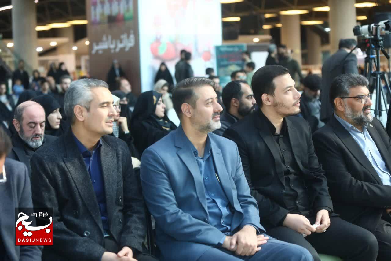آیین گرامیداشت روز تکریم مادران و همسران شهدا و رونمایی از کتاب «حواسم هست» با حضور مادر شهید مدافع حرم «سجاد زبرجدی»