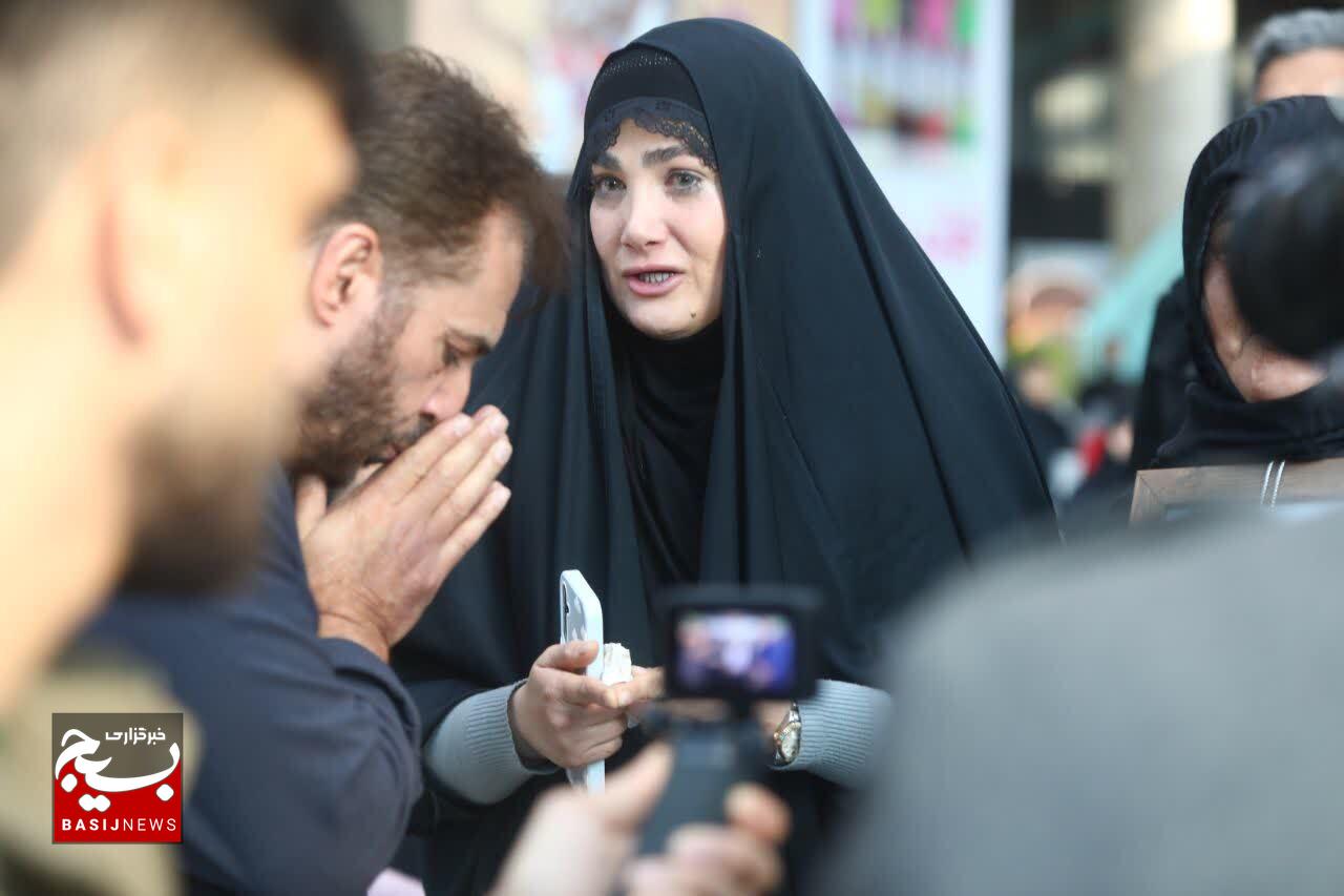 آیین گرامیداشت روز تکریم مادران و همسران شهدا و رونمایی از کتاب «حواسم هست» با حضور مادر شهید مدافع حرم «سجاد زبرجدی»