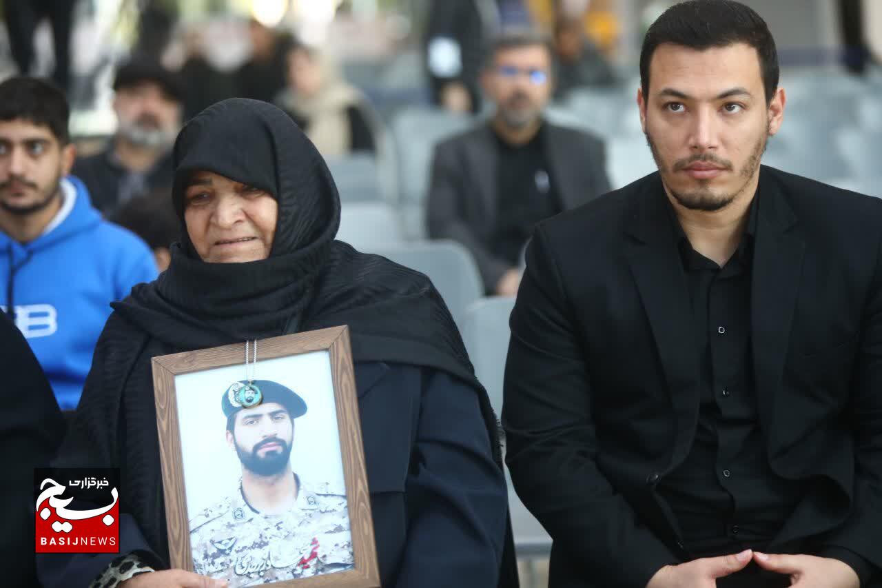 آیین گرامیداشت روز تکریم مادران و همسران شهدا و رونمایی از کتاب «حواسم هست» با حضور مادر شهید مدافع حرم «سجاد زبرجدی»