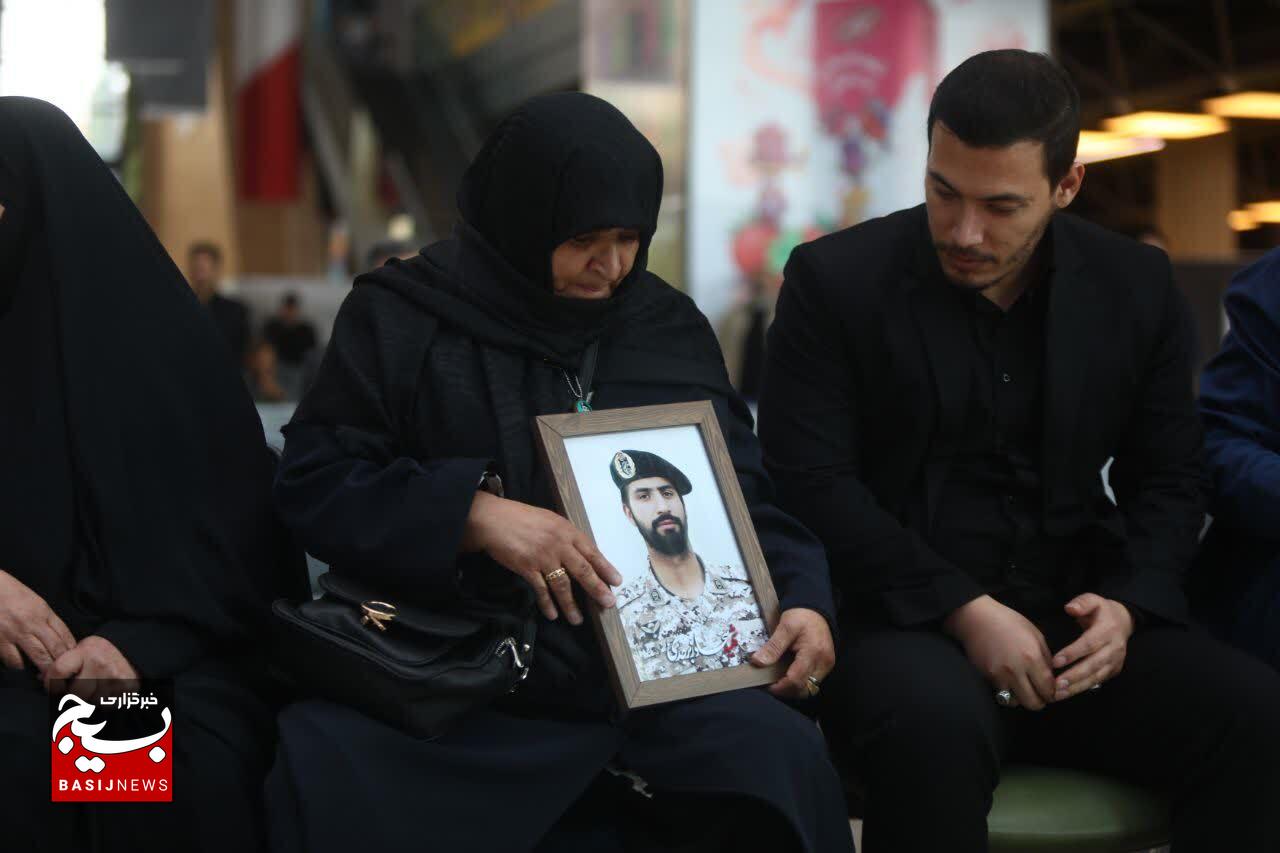 آیین گرامیداشت روز تکریم مادران و همسران شهدا و رونمایی از کتاب «حواسم هست» با حضور مادر شهید مدافع حرم «سجاد زبرجدی»