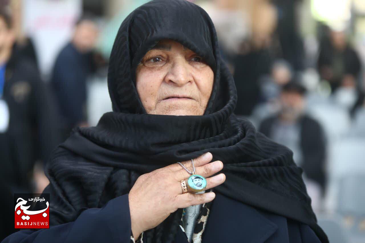 آیین گرامیداشت روز تکریم مادران و همسران شهدا و رونمایی از کتاب «حواسم هست» با حضور مادر شهید مدافع حرم «سجاد زبرجدی»