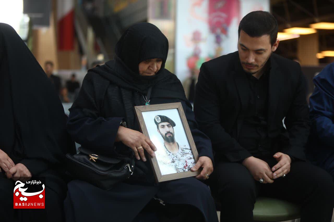 آیین گرامیداشت روز تکریم مادران و همسران شهدا و رونمایی از کتاب «حواسم هست» با حضور مادر شهید مدافع حرم «سجاد زبرجدی»