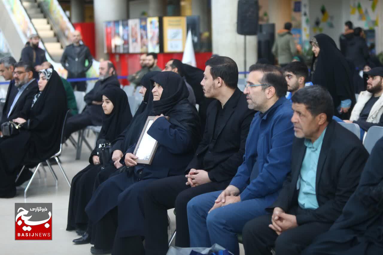 آیین گرامیداشت روز تکریم مادران و همسران شهدا و رونمایی از کتاب «حواسم هست» با حضور مادر شهید مدافع حرم «سجاد زبرجدی»