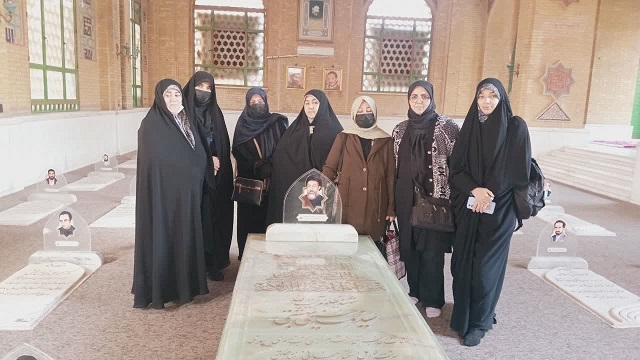 غبار روبی مزار شهدا توسط پایگاه صیاد شیرازی صورت گرفت غبار روبی مزار شهدا توسط پایگاه صیاد شیرازی صورت گرفت