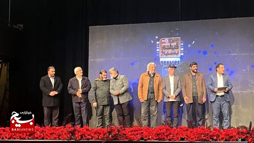 مسئول بسیج هنرمندان قم به عنوان «مدیر موفق» کشور در آیین اختتامیه جشنواره فیلم بسیج تجلیل شد