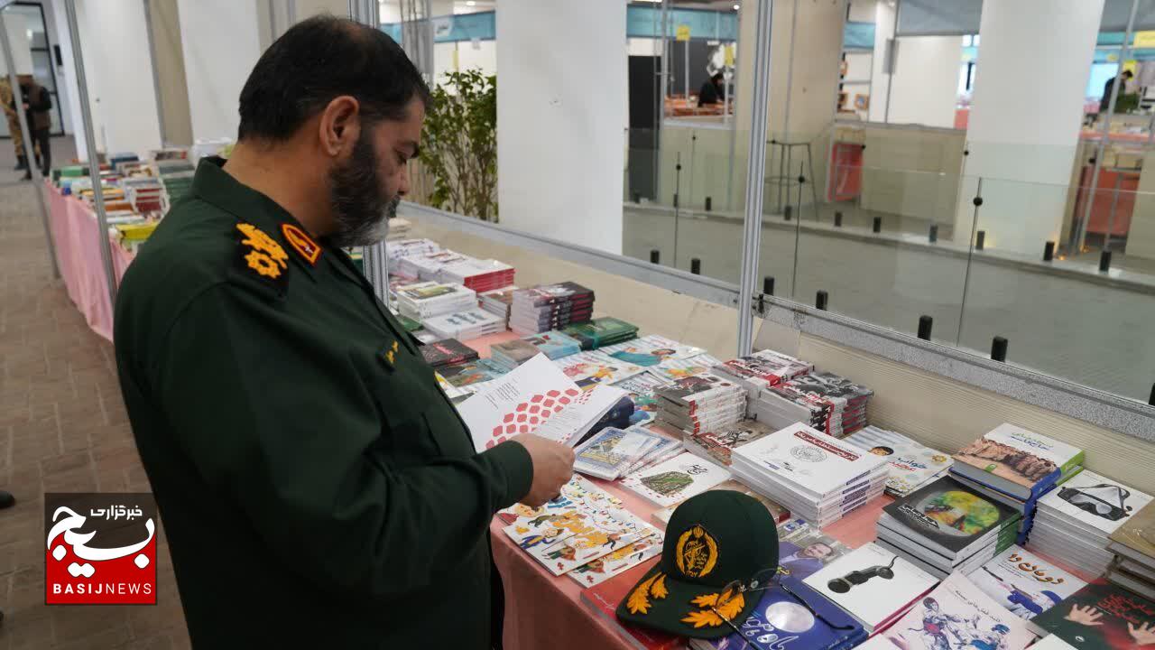 بازدید معاون هماهنگ‌کننده سازمان بسیج مستضعفین و فرمانده سپاه ثارالله از نوزدهمین نمایشگاه بین‌المللی کتاب کرمان