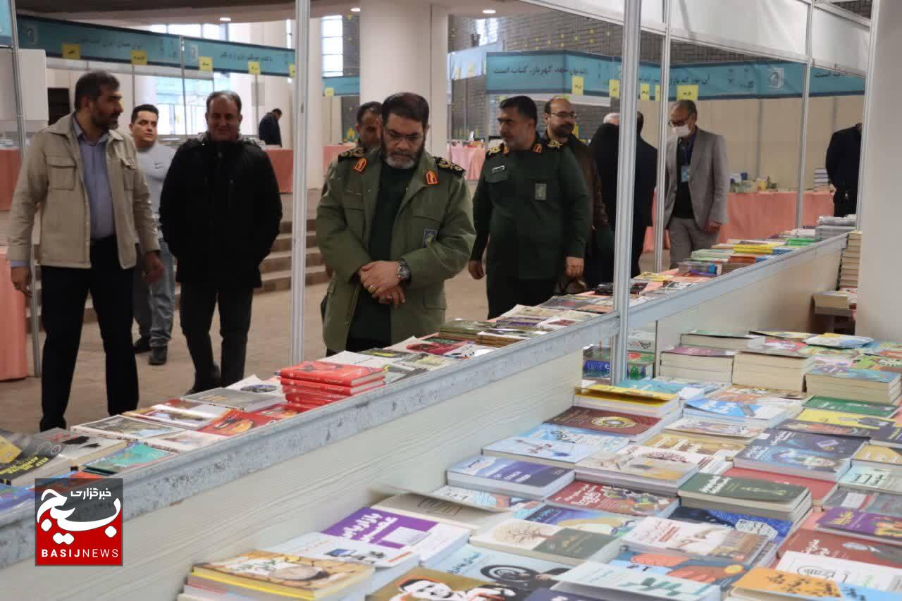 بازدید معاون هماهنگ‌کننده سازمان بسیج مستضعفین و فرمانده سپاه ثارالله از نوزدهمین نمایشگاه بین‌المللی کتاب کرمان