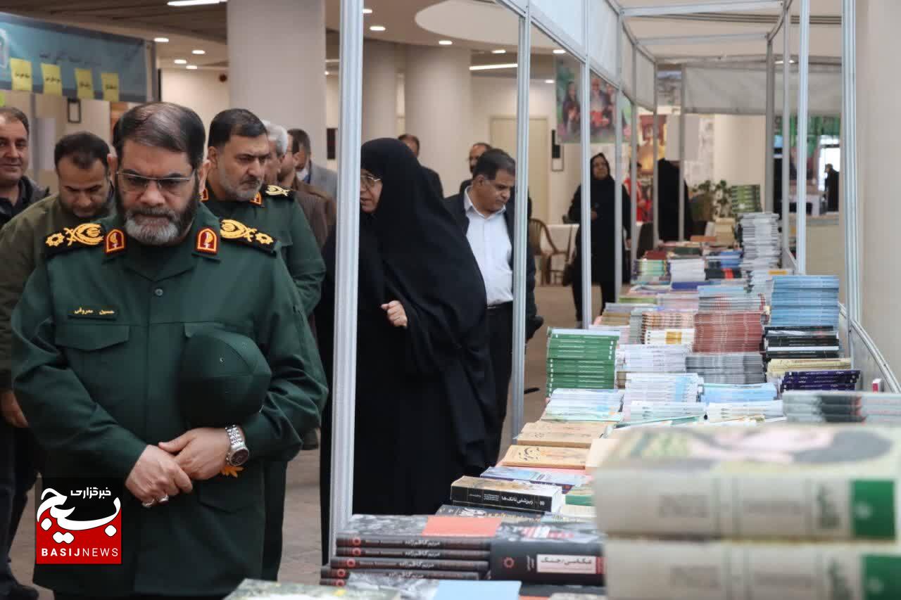 بازدید معاون هماهنگ‌کننده سازمان بسیج مستضعفین و فرمانده سپاه ثارالله از نوزدهمین نمایشگاه بین‌المللی کتاب کرمان