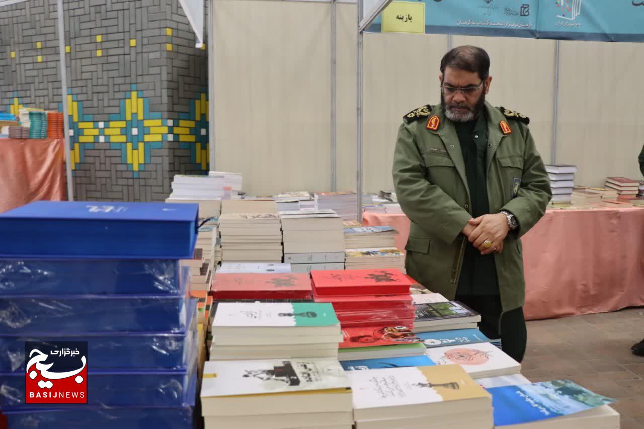 بازدید معاون هماهنگ‌کننده سازمان بسیج مستضعفین و فرمانده سپاه ثارالله از نوزدهمین نمایشگاه بین‌المللی کتاب کرمان