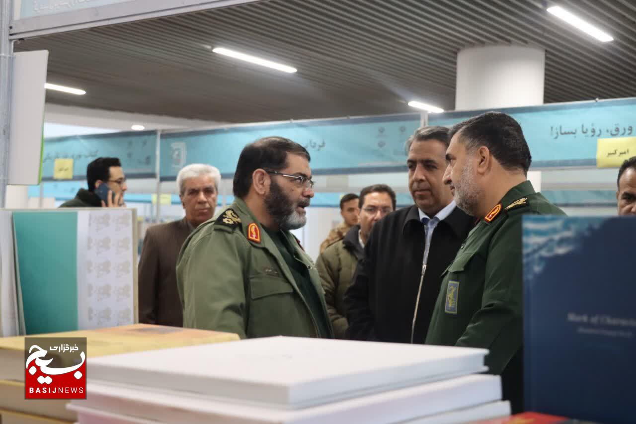 بازدید معاون هماهنگ‌کننده سازمان بسیج مستضعفین و فرمانده سپاه ثارالله از نوزدهمین نمایشگاه بین‌المللی کتاب کرمان