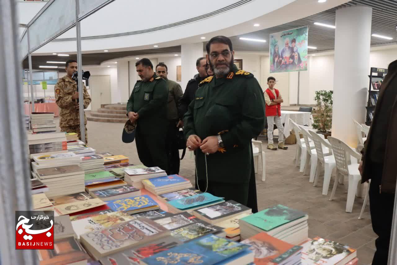 بازدید معاون هماهنگ‌کننده سازمان بسیج مستضعفین و فرمانده سپاه ثارالله از نوزدهمین نمایشگاه بین‌المللی کتاب کرمان