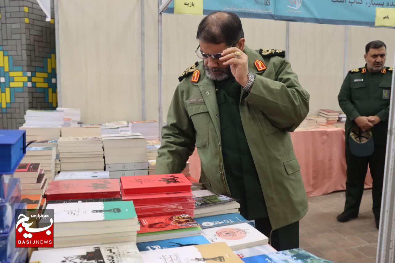 بازدید معاون هماهنگ‌کننده سازمان بسیج مستضعفین و فرمانده سپاه ثارالله از نوزدهمین نمایشگاه بین‌المللی کتاب کرمان