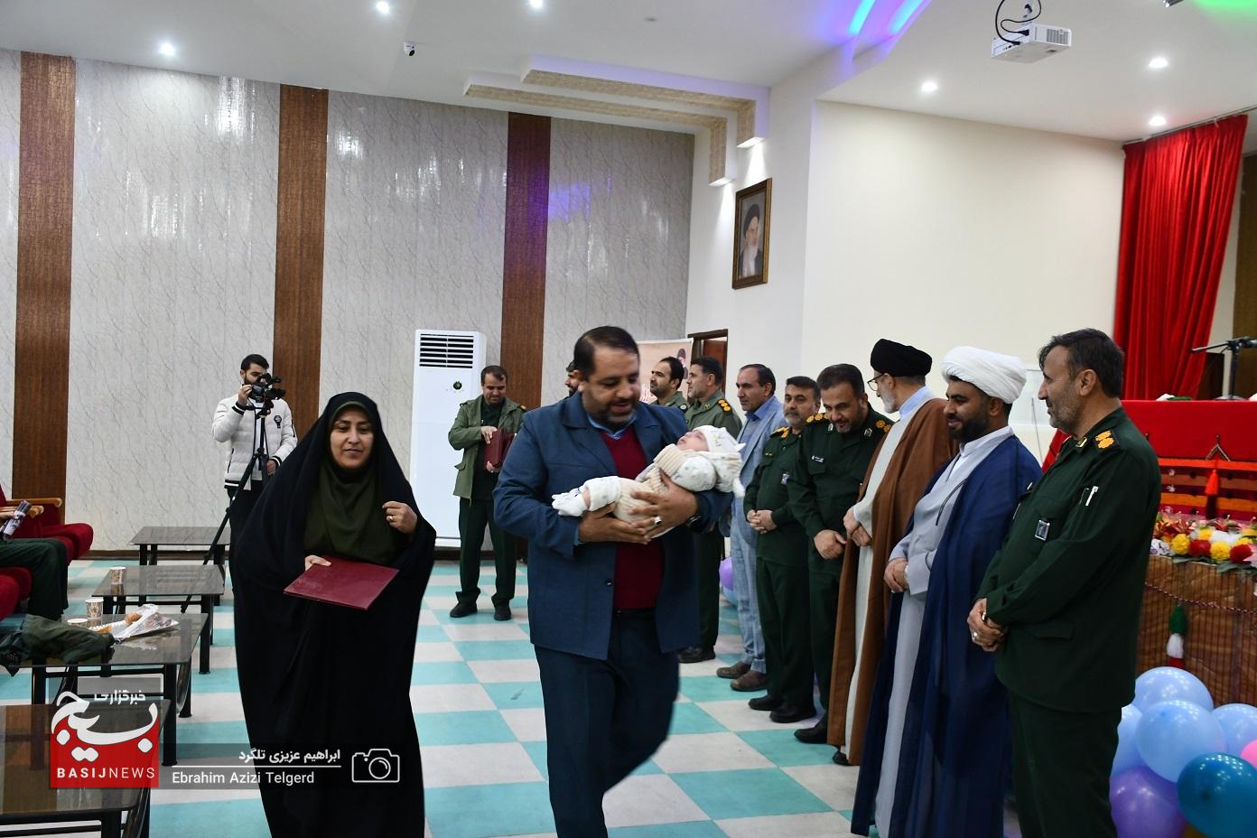 تجلیل از خانواده های پیشگام در ازدواج آسان و فرزند آوری در سپاه فتح تجلیل از خانواده های پیشگام در ازدواج آسان و فرزند آوری در سپاه فتح