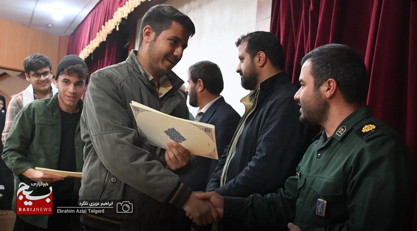 100 نفر از عوامل طرح های بسیج دانش آموزی کهگیلویه و بویراحمد تجلیل شدند 100 نفر از عوامل طرح های بسیج دانش آموزی کهگیلویه و بویراحمد تجلیل شدند