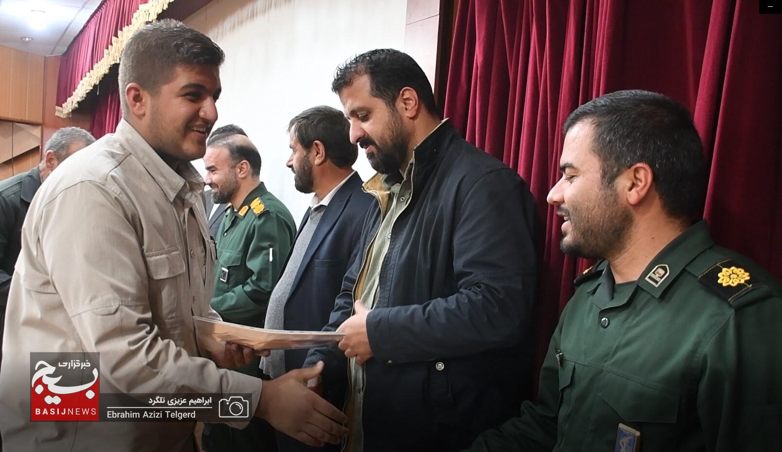 100 نفر از عوامل طرح های بسیج دانش آموزی کهگیلویه و بویراحمد تجلیل شدند 100 نفر از عوامل طرح های بسیج دانش آموزی کهگیلویه و بویراحمد تجلیل شدند