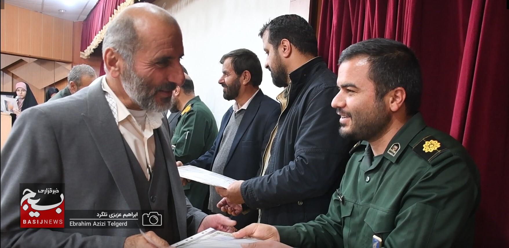 100 نفر از عوامل طرح های بسیج دانش آموزی کهگیلویه و بویراحمد تجلیل شدند 100 نفر از عوامل طرح های بسیج دانش آموزی کهگیلویه و بویراحمد تجلیل شدند