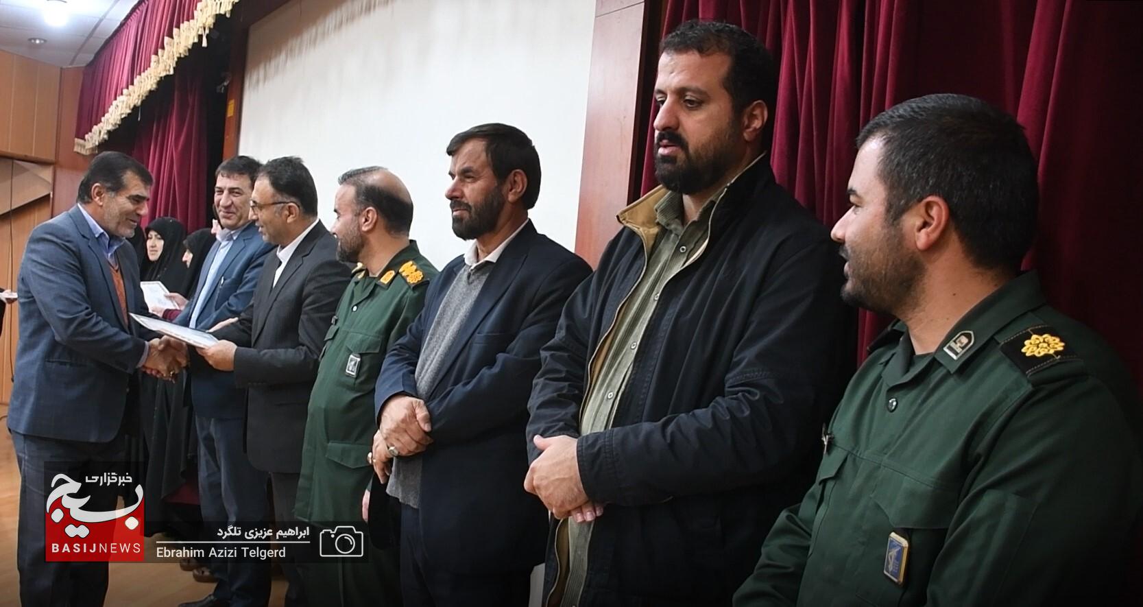 100 نفر از عوامل طرح های بسیج دانش آموزی کهگیلویه و بویراحمد تجلیل شدند 100 نفر از عوامل طرح های بسیج دانش آموزی کهگیلویه و بویراحمد تجلیل شدند