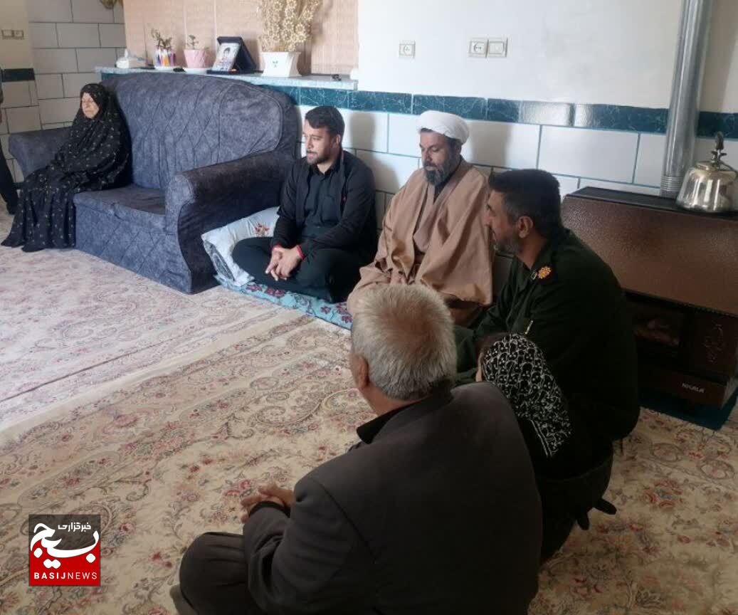 دیدار با خانواده معظم شهدا در داهوییه به مناسبت شهادت حضرت زهرا (س) و هفته بسیج دیدار با خانواده معظم شهدا در داهوییه به مناسبت شهادت حضرت زهرا (س) و هفته بسیج