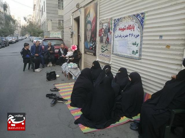 همزمان با ایام فاطمیه و هفته بسیج  مراسم آبروی محله برگزار شد