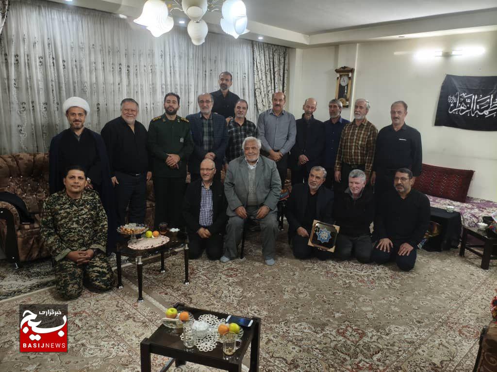 پيشكسوتان بسيجی مانند چهرههای درخشانی در جامعه میدرخشند