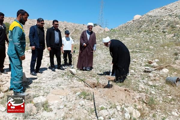 غرس نهال به یاد شهدای جنگ رمضان در کنگان