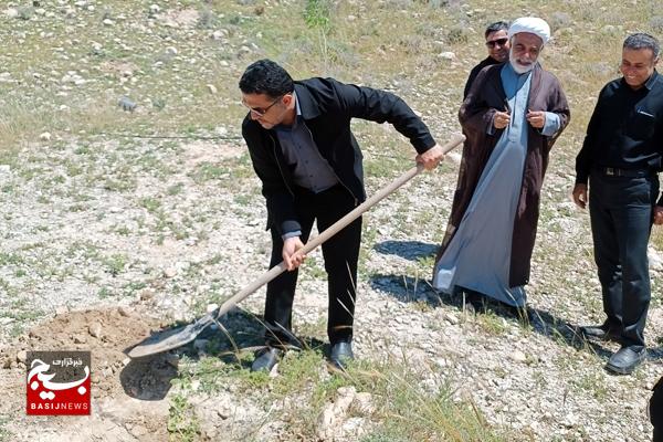 غرس نهال به یاد شهدای جنگ رمضان در کنگان