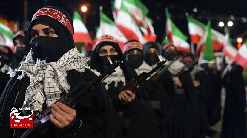 نمایش همبستگی؛ راهپیمایی ۲ هزار بانوی مسلح در بیعت با رهبر انقلاب و حمایت از نیروهای مسلح