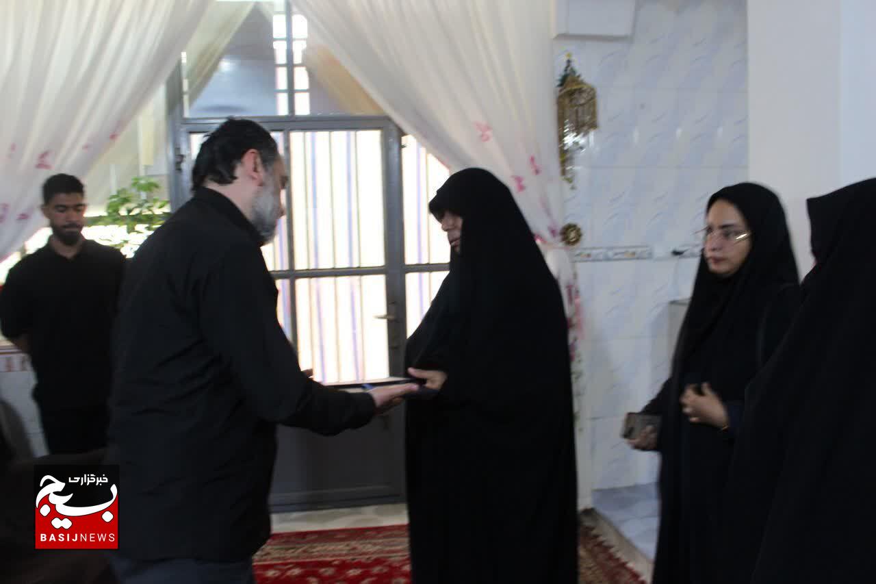 دیدار مدیر سازمان بسیج فرهنگیان با خانواده شهیده فاطمه طاهری فرد+تصاویر