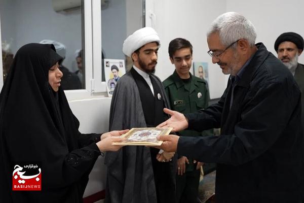 شهید سردار اسماعیل احمدی پاسدار تراز انقلاب اسلامی بود شهید سردار اسماعیل احمدی پاسدار تراز انقلاب اسلامی بود