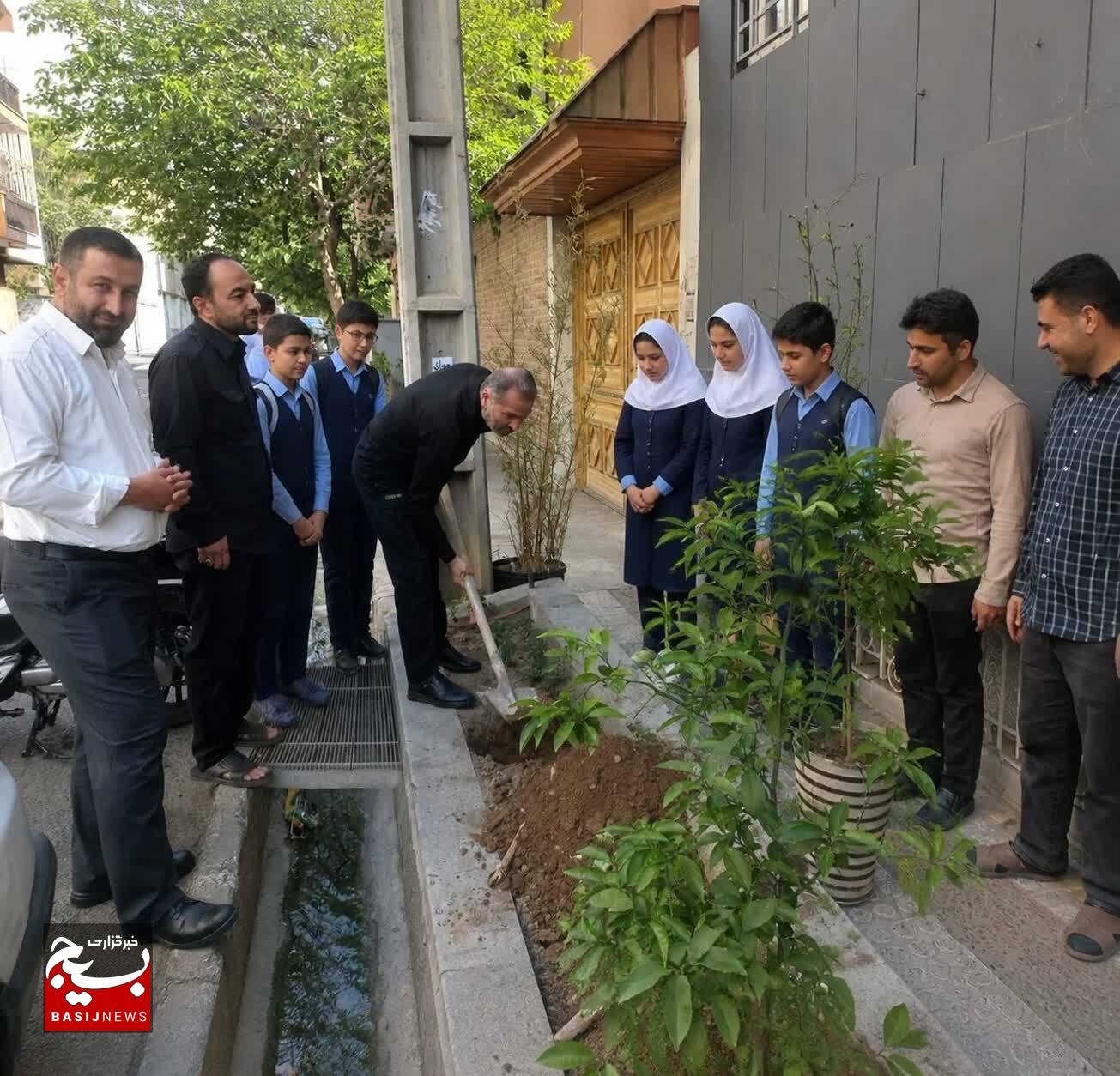 غرس نهال نارنج توسط رئیس سازمان بسیج دانش‌آموزی به مناسبت روز معلم
